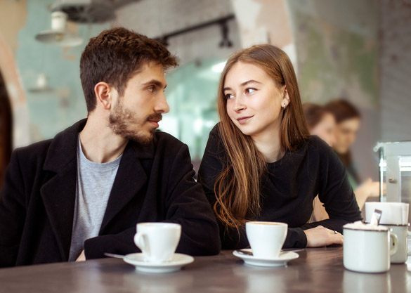 Giovani coppie hipster felici e innamorate che hanno appuntamenti in un caffè - Il tuo Scorpione mente o ti dice la verità